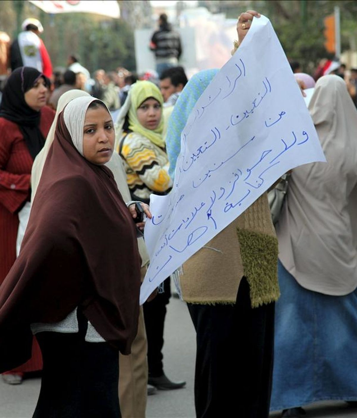 Varias mujeres egipcias muestran pancartas en las que se puede leer "Mujeres oprimidas, que demandan un nombramiento tras años de espera, sin dinero, sin incentivos, basta de insultos" mientras protestan hoy a las puertas del Parlamento en El Cairo (Egipto). EFE