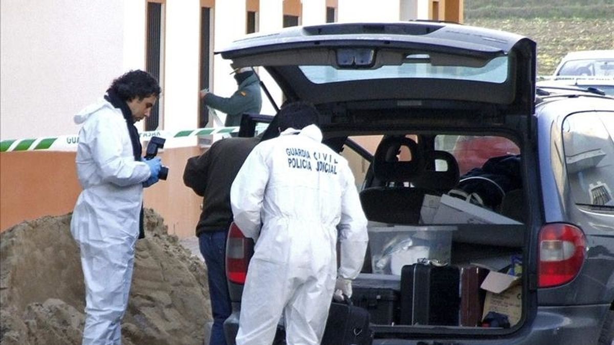 Agentes de la Guardia Civil y de la policia científica permanecen en la calle Cristóbal Colón de Medellín (Badajoz), donde un hombre de unos 50 años ha muerto tras recibir varios disparos cuando se encontraba en su domicilio. EFE Agentes de la Guardia Civil y de la policia científica permanecen en la calle Cristóbal Colón de Medellín (Badajoz), donde un hombre de unos 50 años ha muerto tras recibir varios disparos cuando se encontraba en su domicilio. EFE