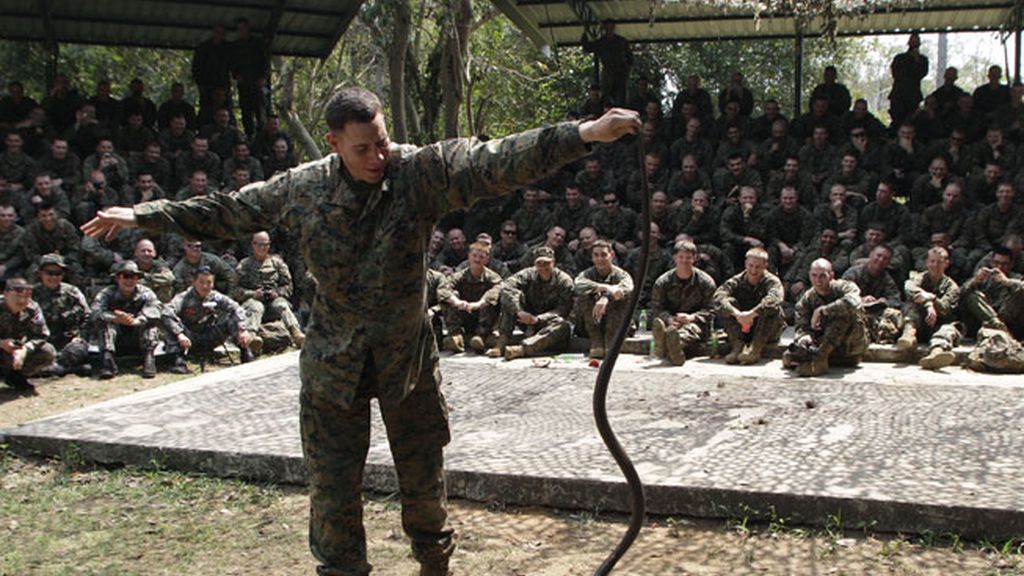 Beber sangre de cobra como entrenamiento militar de supervivencia
