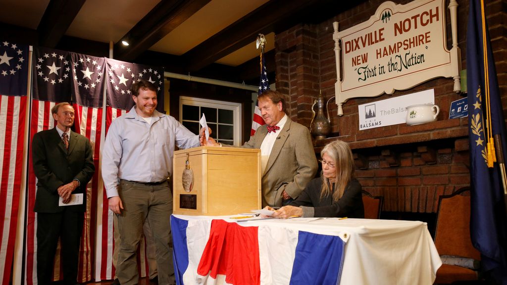 Clinton vence en la pequeña localidad de Dixville Notch, la primera en votar