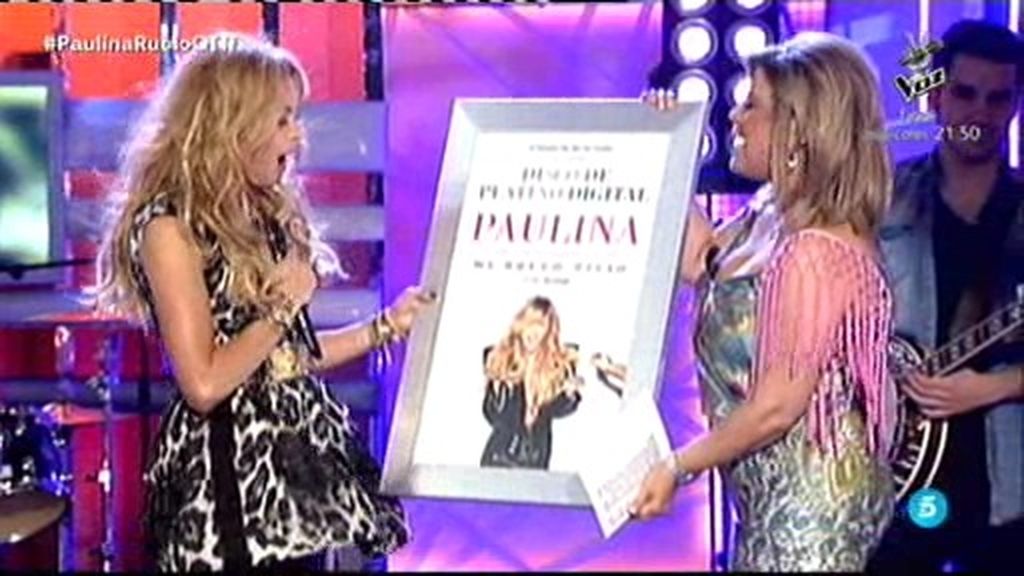 Terelu entregó el disco de Platino a Paulina Rubio por sus ventas de ‘Mi nuevo vicio’