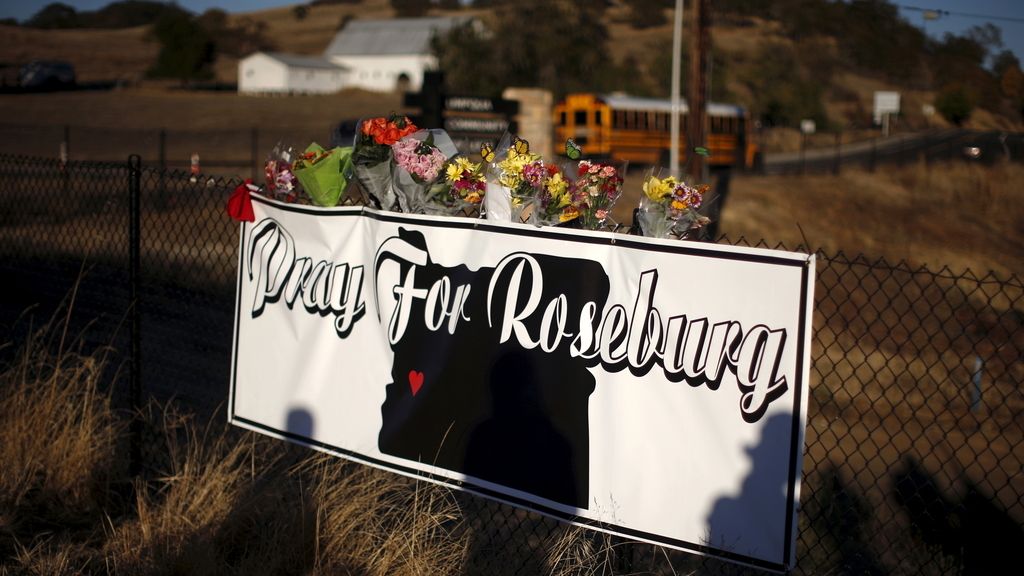 Flores y lágrimas para despedir a las víctimas del tiroteo en Oregón