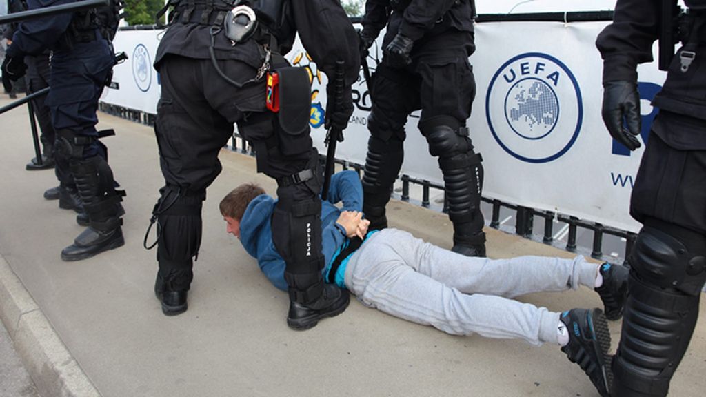 Peleas, destrozos, insultos racistas y detenciones