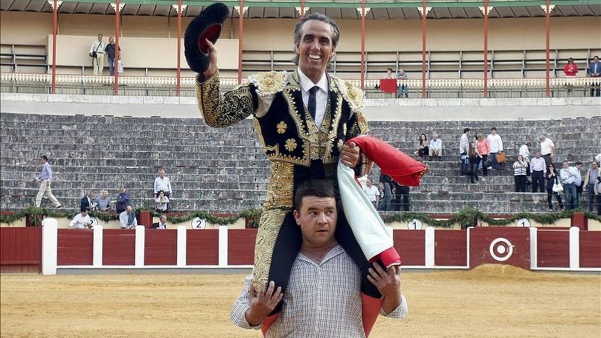 El matador vallisoletano David Luguillano, sale en hombros por la puerta grande tras el primer festejo de la Feria de San Pedro Regalado 2011 que se celebra hoy en Valladolid. EFE