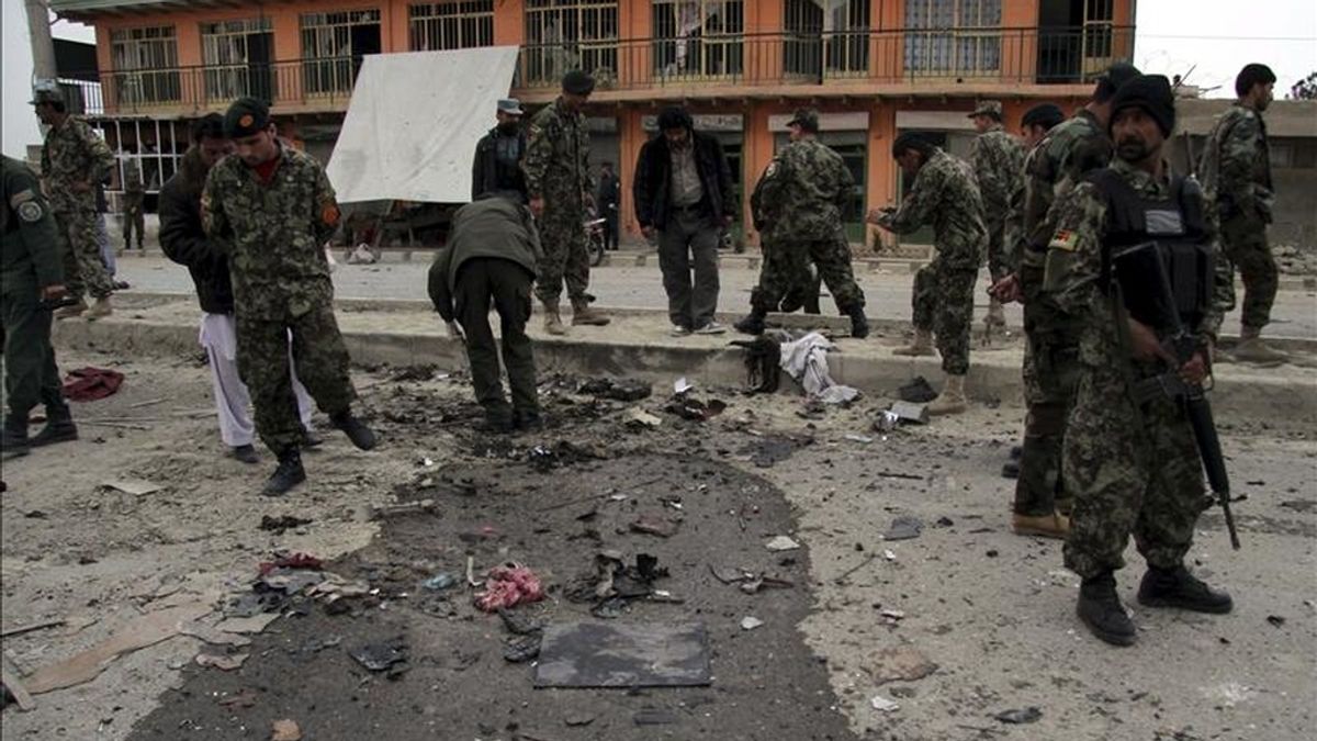 Soldados afganos inspeccionan la escena tras el atentado suicida registrado en Kabul (Afganistán) el 9 de abril de 2011. EFE
