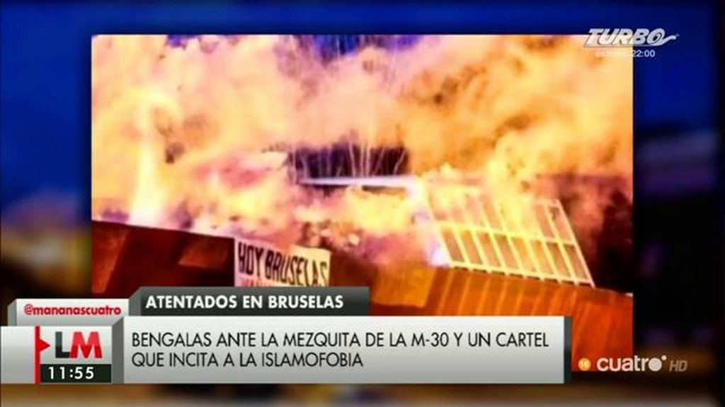 Bengalas ante la mezquita de la M-30 en Madrid