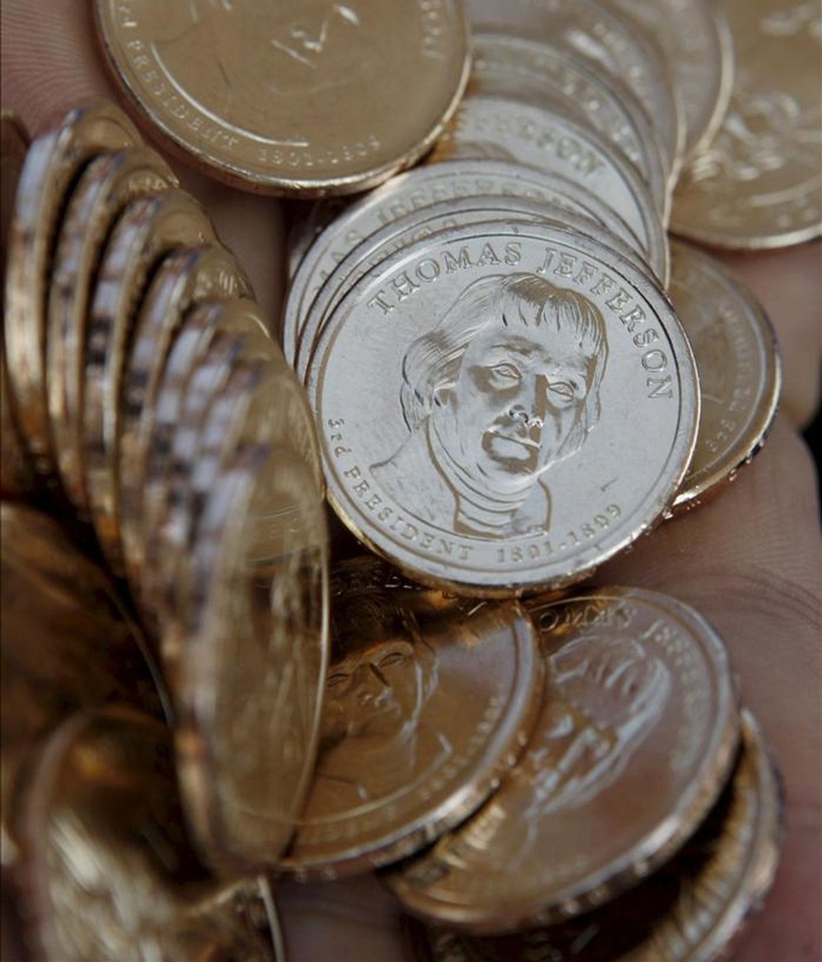 Imagen de un puñado de monedas de dólar. EFE/Archivo