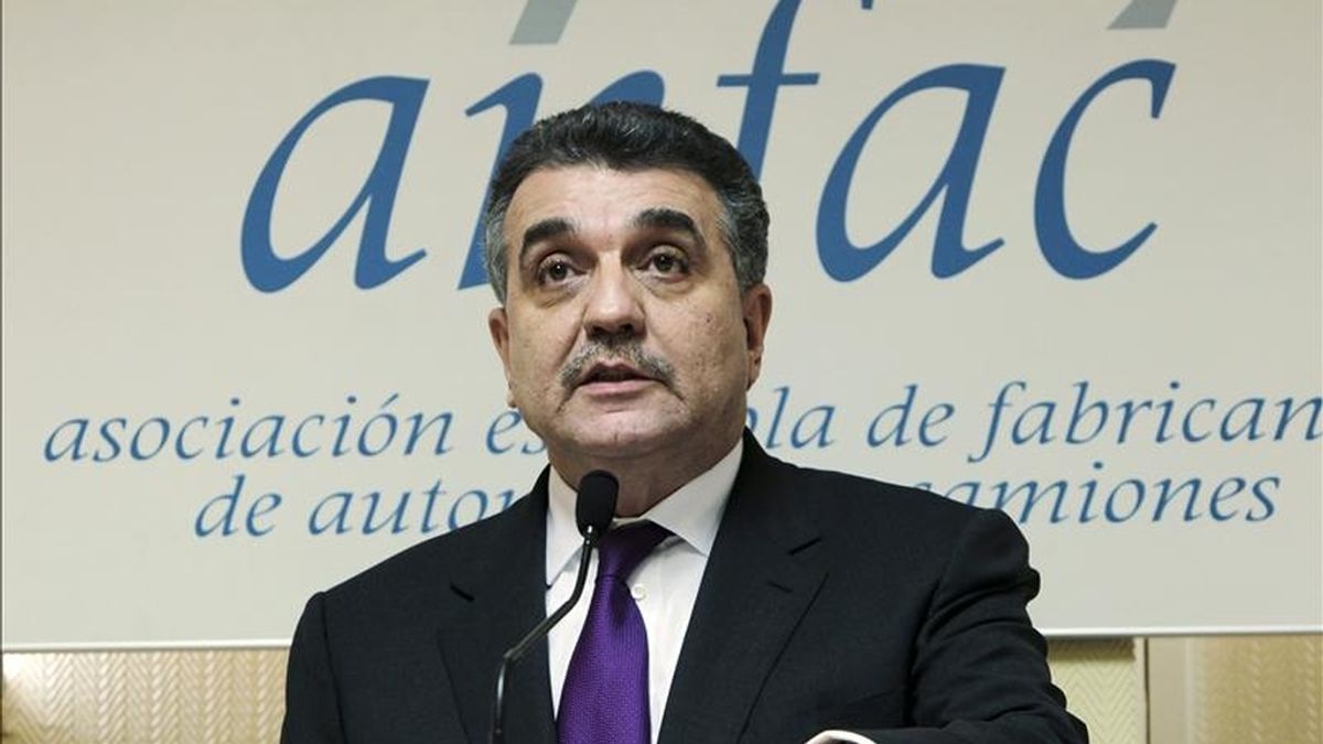El presidente de Anfac, Francisco Javier García Sanz, durante la rueda de prensa que ofreció hoy para exponer la posición de los fabricantes de automóviles respecto a la enmienda de la Ley de Economía Sostenible por la que los concesionarios podrá devolver el sobrante de coches sin vender, transcurridos sesenta días, en las mismas condiciones en que fueron suministrados. EFE El presidente de Anfac, Francisco Javier García Sanz, durante la rueda de prensa que ofreció hoy para exponer la posición de los fabricantes de automóviles respecto a la enmienda de la Ley de Economía Sostenible por la que los concesionarios podrá devolver el sobrante de coches sin vender, transcurridos sesenta días, en las mismas condiciones en que fueron suministrados. EFE
