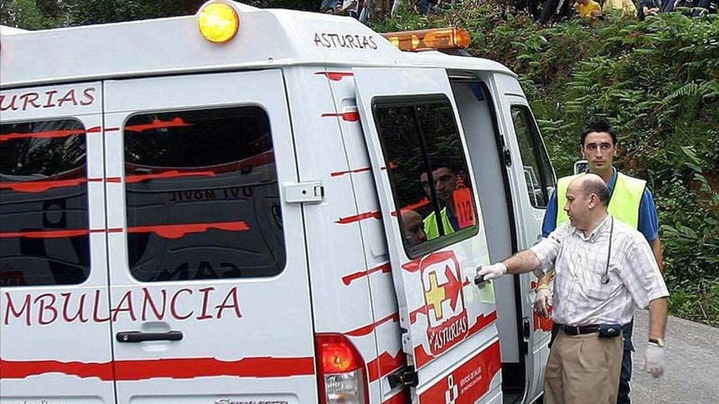 En la imagen, una ambulancia tras un atropello en Avilés. EFE/Archivo