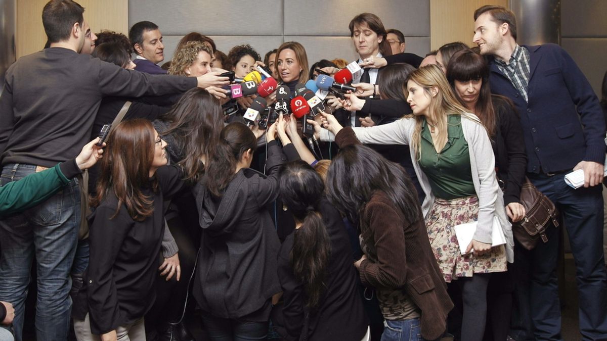 La candidata a la Secretaría General del PSOE Carme Chacón habla con los medios tras el encuentro de trabajo que ha mantenido con el equipo de su candidatura en un hotel de la capital.