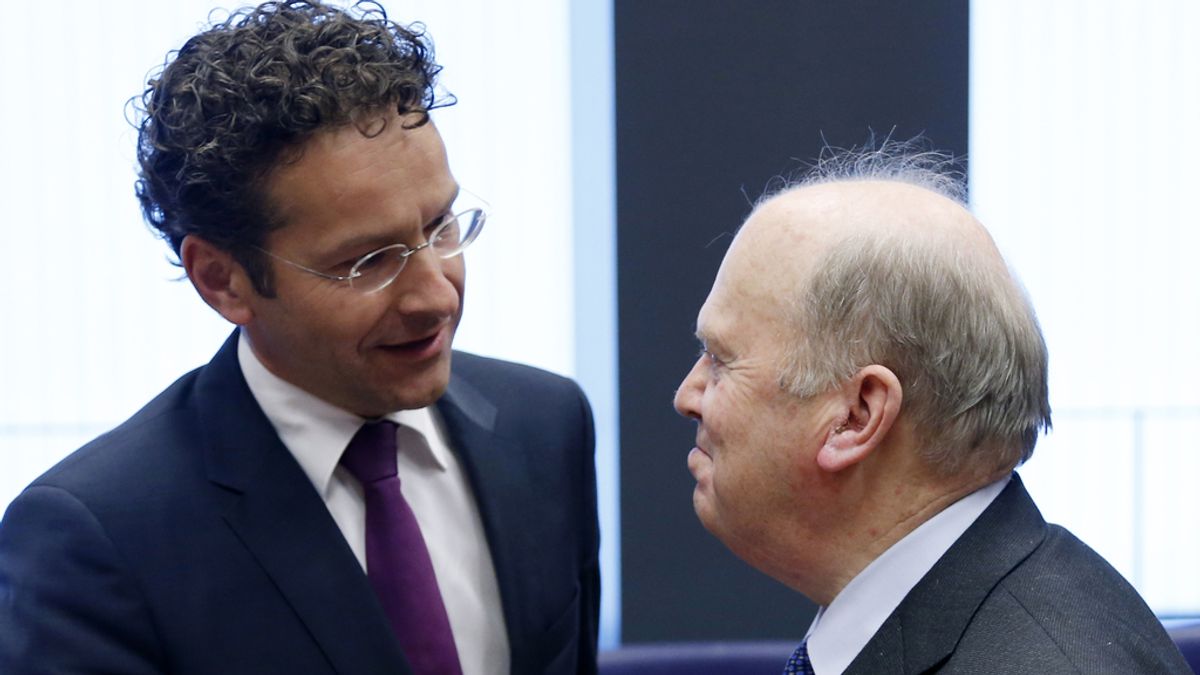 El presidente del Eurogrupo, el holandés Jeroen Dijsselbloem (izda), saluda al ministro irlandés de Finanzas Michael Noonan