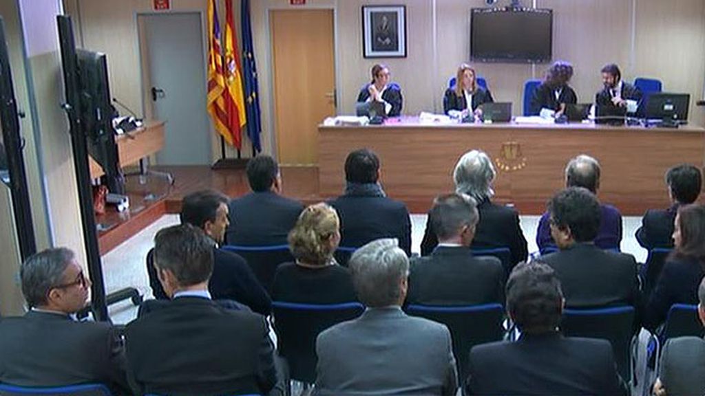 Iñaki Urdangarin y Diego Torres charlan en el banquillo de los acusados