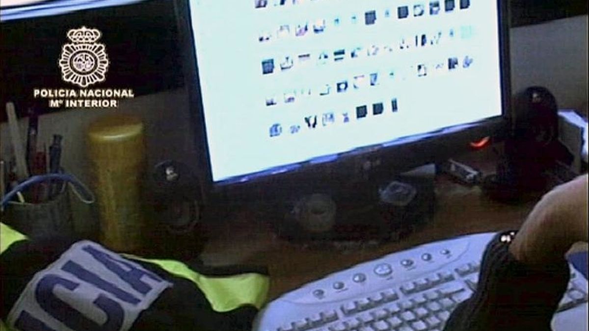 En la imagen, un agente de la Policía Nacional en una operación contra la pornografía infantil en Internet. EFE/Archivo