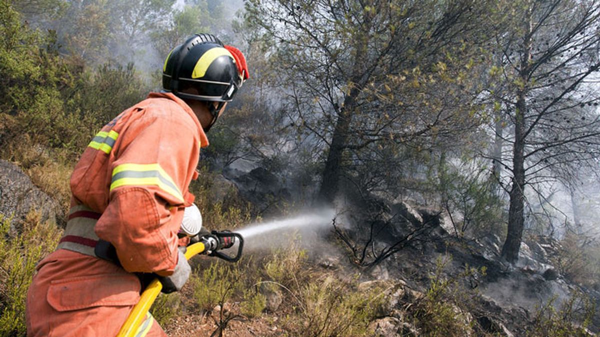 Un bombero combate el incendio que afecta al término municipal de Villalonga