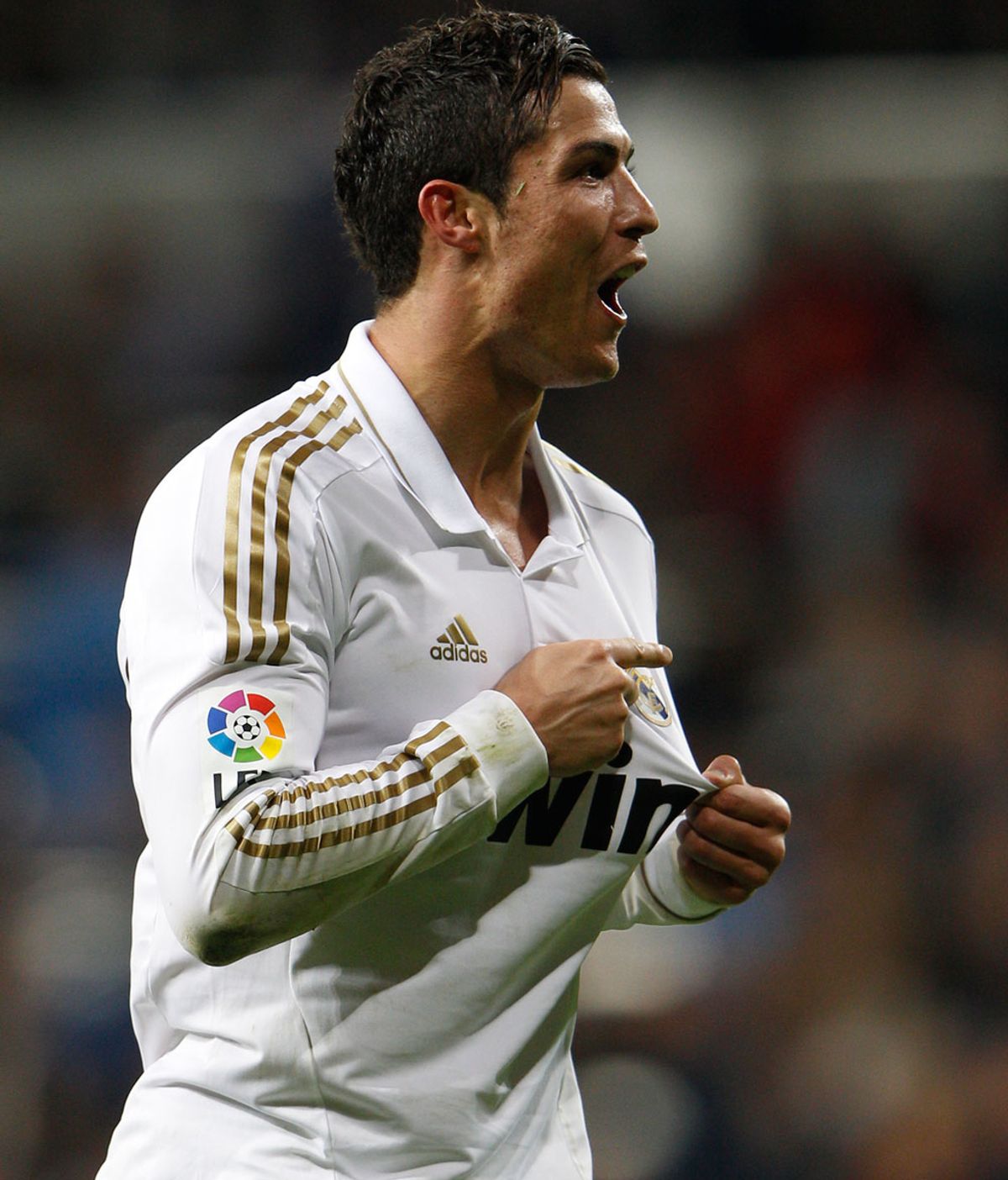 Cristiano Ronaldo celebra un gol señalando el escudo blanco