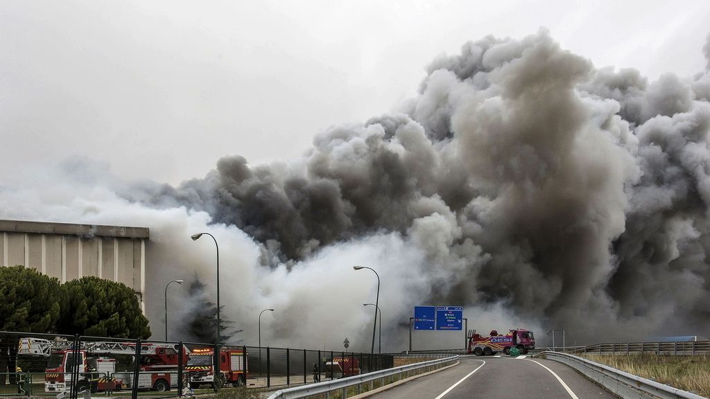 Un incendio arrasa la fábrica de Campofrío en Burgos