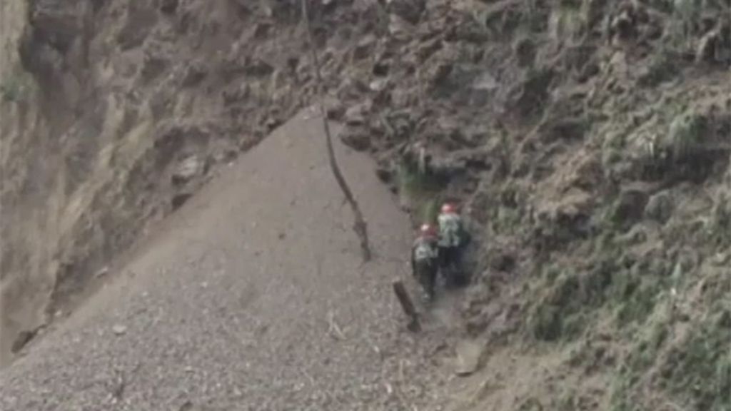 Un desprendimiento de rocas sorprende a un equipo de rescate en Nepal