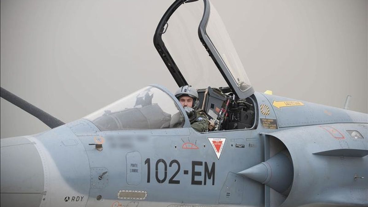 Fotografía cedida el viernes 1 de abril de 2011 por el ministerio de Defensa francés en la que se ve a un piloto catarí a bordo de un caza Mirage 200 en la base militar de la OTAN en Souda, en la isla de Creta, Grecia. EFE