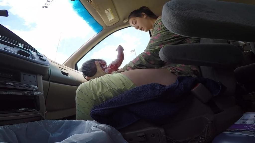 El increíble momento en el que una mujer da a luz en el coche de camino al hospital