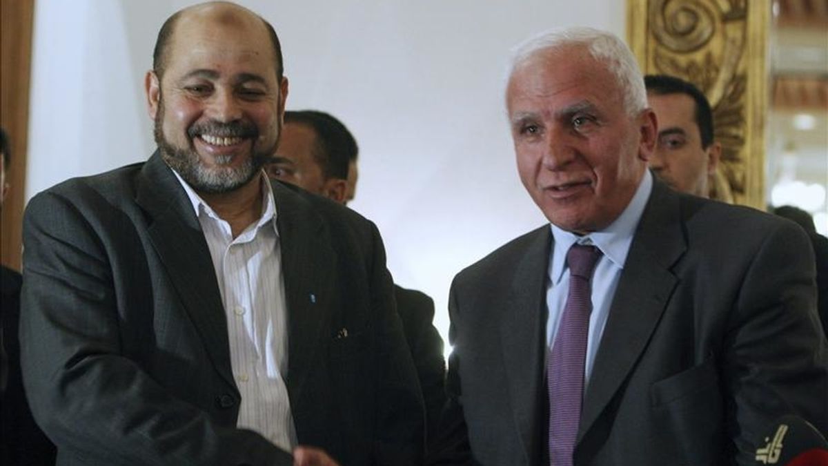 El líder de la delegación de la organización islamista Hamás, Musa Abu Marzuk (i), y el líder de la delegación del grupo nacionalista Al Fatah, Azam al Ahmad (d), se saludan tras una rueda de prensa en El Cairo, Egipto. EFE