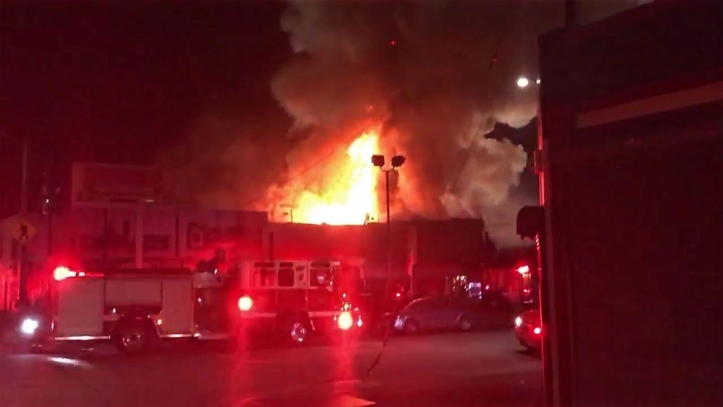 Nueve fallecidos en el incendio de un club en California