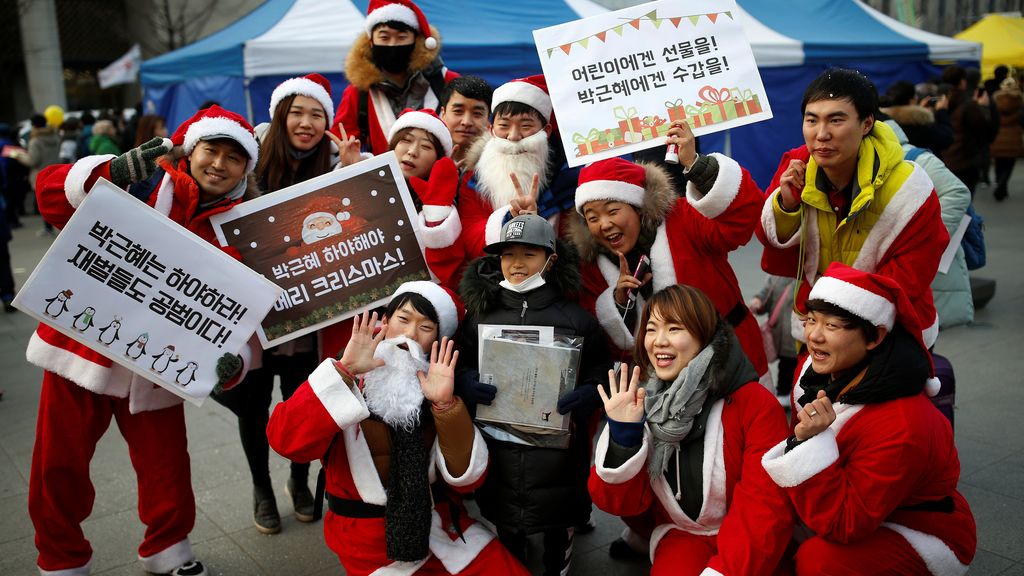 Gente vestida de Santa Claus durante una protesta en Seúl