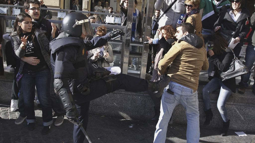 Disturbios entre policía y estudiantes en Valencia