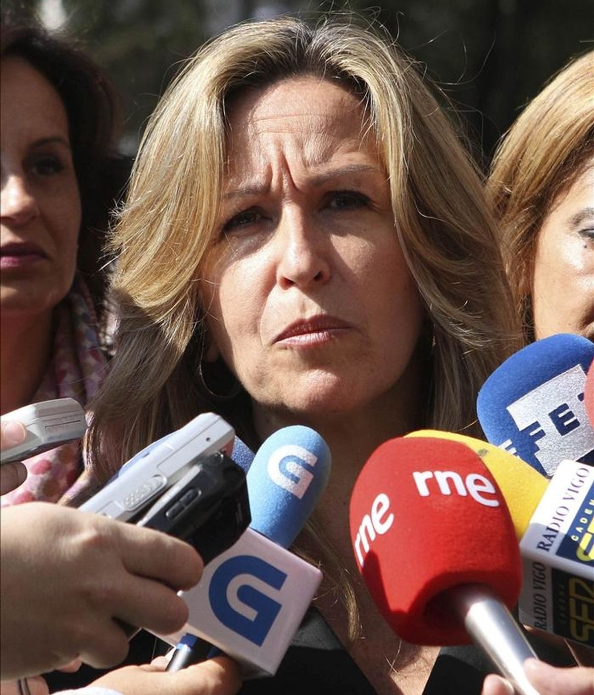 La ministra de Asuntos Exteriores, Trinidad Jiménez, responde a las preguntas de los periodistas tras participar en un acto de los socialistas gallegos en Vigo. EFE