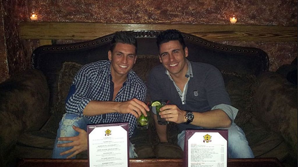 Dos solteros en América