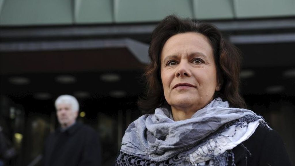 La presidenta de la asociación "Rampage Winnenden" y madre de una de las víctimas de la masacre de Winnenden, Gisela Mayer, asiste al juicio contra el padre del asesino en Stuttgart (Alemania). El tribunal condenó hoy al padre del asesino de Winnenden por dejar al alcance de su hijo y sin cerrar bajo llave la pistola que el joven utilizó para cometer el múltiple crimen. EFE La presidenta de la asociación "Rampage Winnenden" y madre de una de las víctimas de la masacre de Winnenden, Gisela Mayer, asiste al juicio contra el padre del asesino en Stuttgart (Alemania). El tribunal condenó hoy al padre del asesino de Winnenden por dejar al alcance de su hijo y sin cerrar bajo llave la pistola que el joven utilizó para cometer el múltiple crimen. EFE
