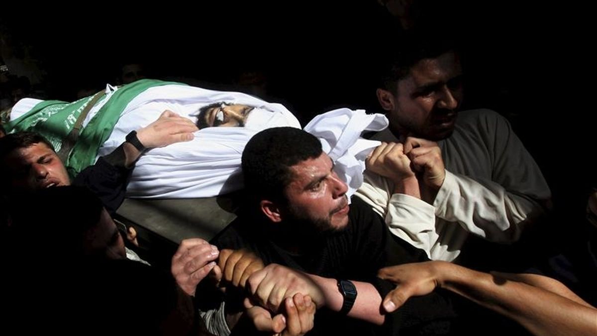 Militantes de Hamás llevan hoy a hombros el cuerpo del miliciano Ismail Lubad durante su funeral en el campo de refugiados de Al Shatea, al oeste de la ciudad de Gaza. Tres milicianos islamistas palestinos murieron hoy en un ataque aéreo israelí mientras viajaban en coche cerca de la ciudad de Jan Yunes, al sur de la franja de Gaza. EFE