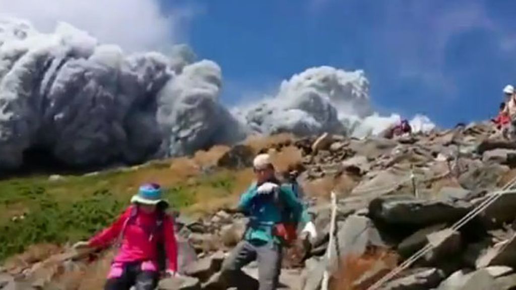 Mueren una treintena de senderistas bajo los gases y la lava de un volcán en Japón