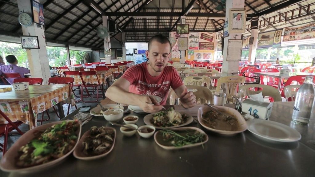 Dabiz Muñoz se chupa los dedos con la cocina tailandesa en un merendero cualquiera