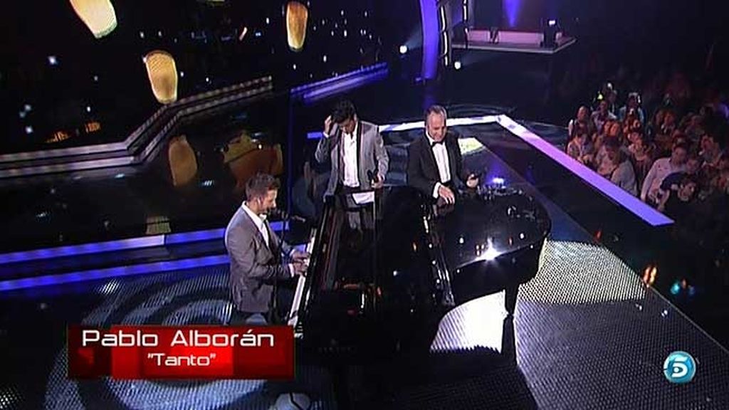 El artista malagueño ha tocado el piano durante la actuación