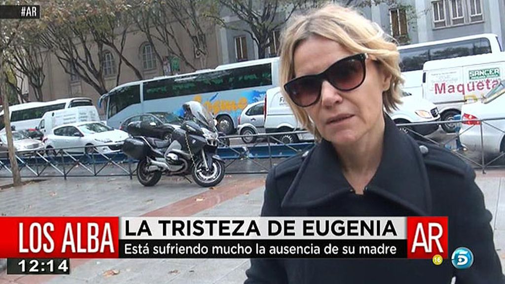 Eugenia M. de Irujo, enfadada: "Se acaba de morir mi madre, me podéis respetar"