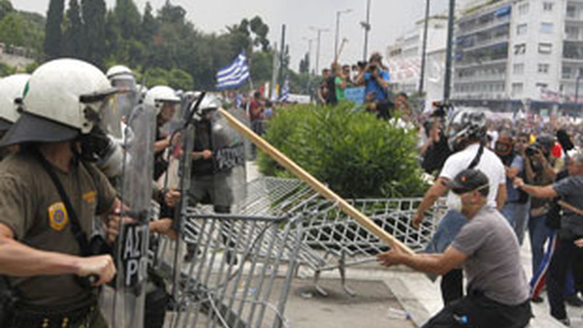Enfrentamientos con la policía frente al Parlamento griego. Vídeo Informativos Telecinco