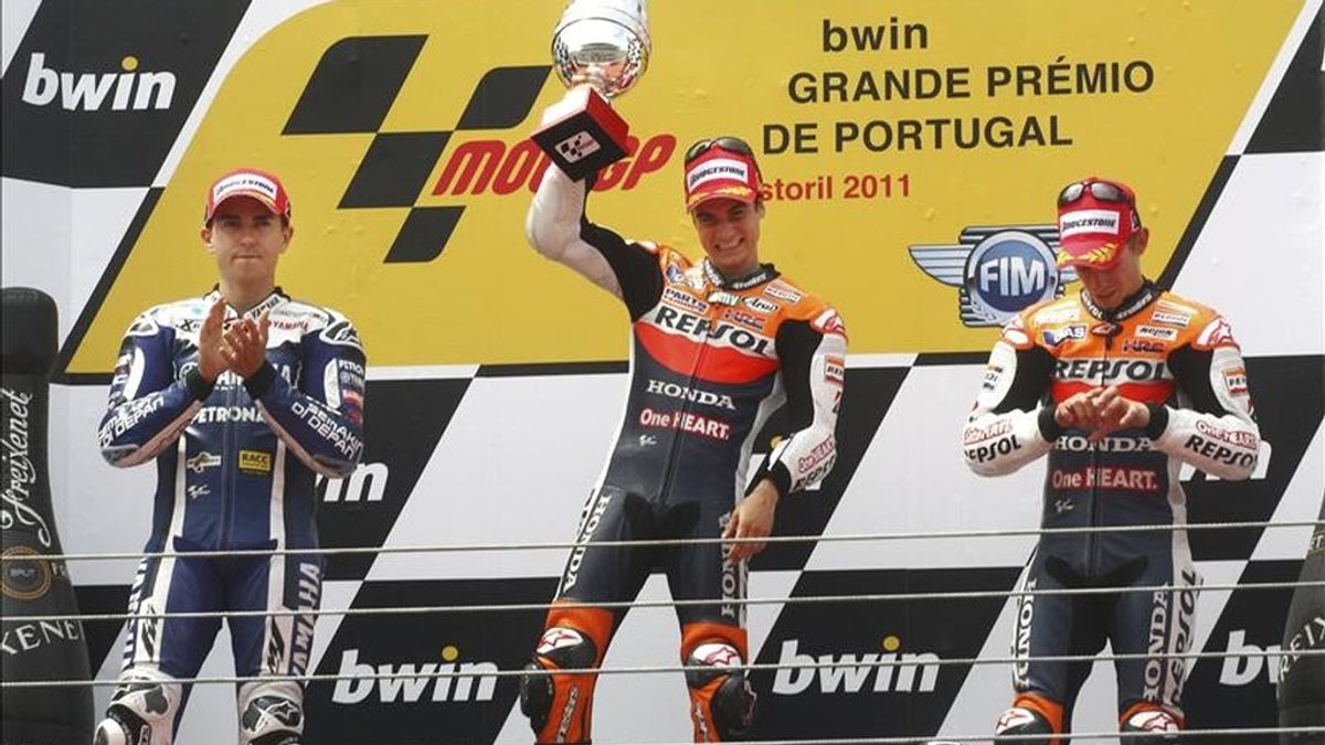 El piloto español de MotoGP de Repsol Honda, Dani Pedrosa (c), celebra en el podio la victoria conseguida en el Gran Premio de Portugal, junto al español de Yamaha, Jorge Lorenzo (izda), segundo, y al australiano de Repsol Honda, Casey Stoner, en el circuito de Estoril, el 1 de mayo de 2011. EFE