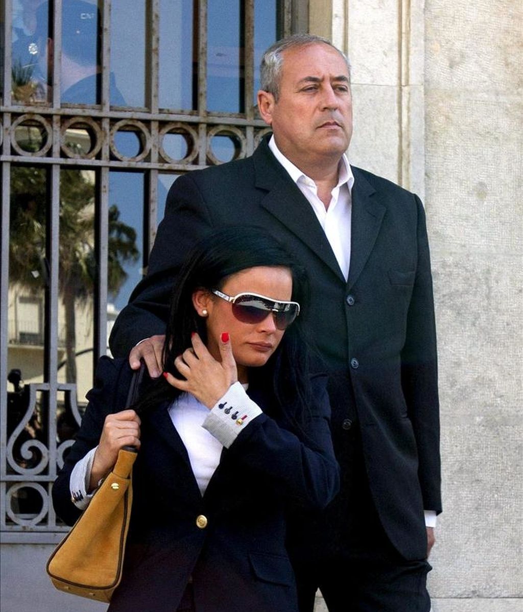 Carlos Carretero, exjefe de la Policía Local de Ubríque y supuesto cabecilla de la trama de certificados médicos falsos, en la puerta de la Audiencia Provincial de Cádiz, donde hoy se ha celebrado la segunda jornada del juicio de la "Operación Karlos", en la que tras la conclusión de las cuestiones previas de ambas partes, el juez ha levantado sesión hasta el próximo viernes en el que decidirá si acepta o no la solicitud de anulación del juicio realizada por todos los abogados de la defensa. EFE