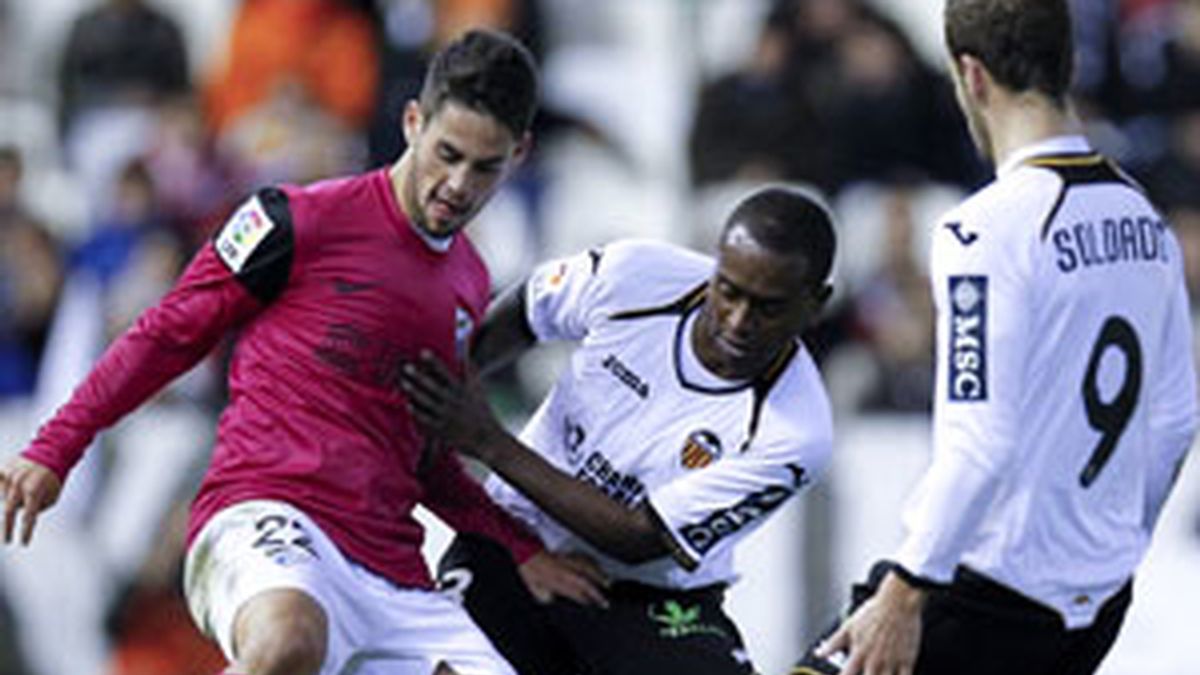 El centrocampista "Isco" protege el balón ante Miguel Brito y Roberto Soldado FOTO: EFE