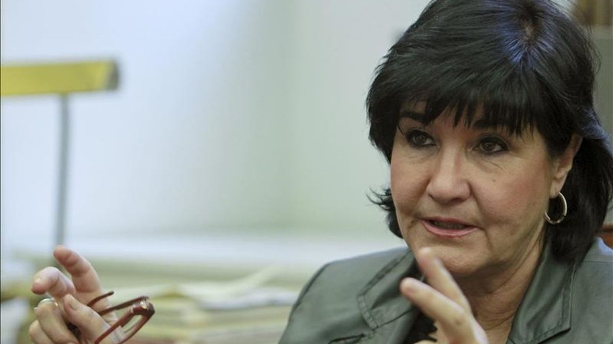 La directora de la Biblioteca Nacional, Glòria Perez-Salmerón, durante una entrevista con Efe, en la que habló del proceso de digitalización de una parte significativa de sus fondos, entre los que hay verdaderos tesoros bibliográficos, y explicó que para 2012 estarán en la red "siete millones de páginas" correspondientes a más de 130.000 obras.
EFE La directora de la Biblioteca Nacional, Glòria Perez-Salmerón, durante una entrevista con Efe, en la que habló del proceso de digitalización de una parte significativa de sus fondos, entre los que hay verdaderos tesoros bibliográficos, y explicó que para 2012 estarán en la red "siete millones de páginas" correspondientes a más de 130.000 obras.
EFE