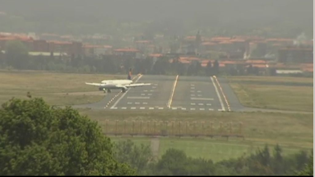 Tres drones hicieron peligrar el aterrizaje de un avión en Bilbao