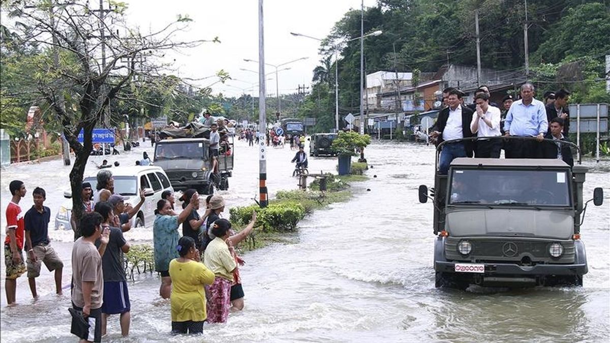Fotografía facilitada hoy lunes 4 de abril por el gobierno tailandés que muestra al primer ministro Abhisit Vejjajiva (c) mientras inspecciona los daños causados por las graves inundaciones que afectan desde hace una semana y en plena estación seca a casi dos millones de personas en el sur del país, en Surat Thani, Tailandia. EFE
