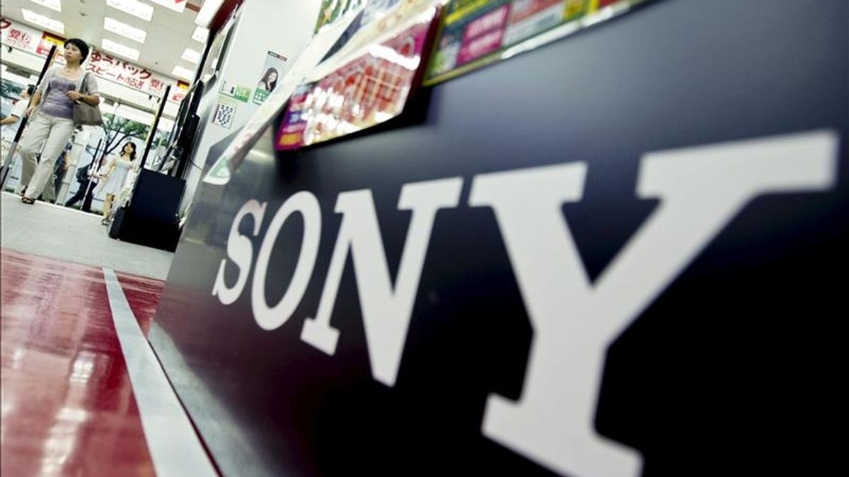 Un logotipo de la corporativa nipona Sony en un tienda de electrónica en Tokio. EFE/Archivo