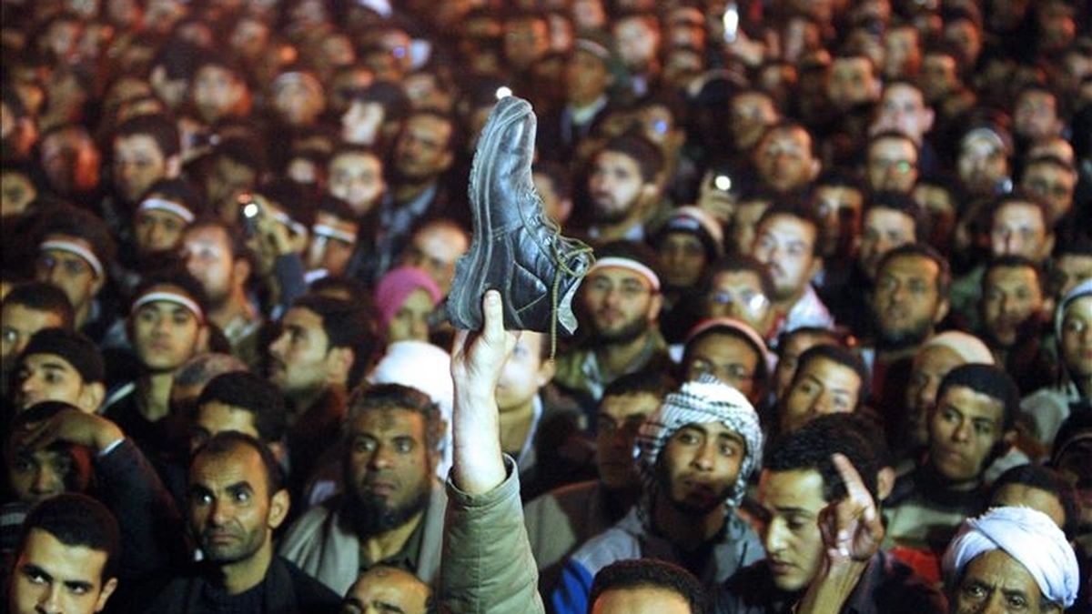 Varios manifestantes reaccionan tras la intervención por televisión del presidente egipcio, Hosni Mubarak, en la Plaza Tahrir, en El Cairo (Egipto). EFE