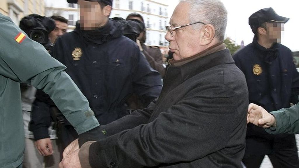 El principal acusado del secuestro del empresario gaditano Rafael Ávila en junio de 2008, Luis Miguel Rodríguez Pueyo, conducido a la Audiencia Provincial de Cádiz. EFE/Archivo