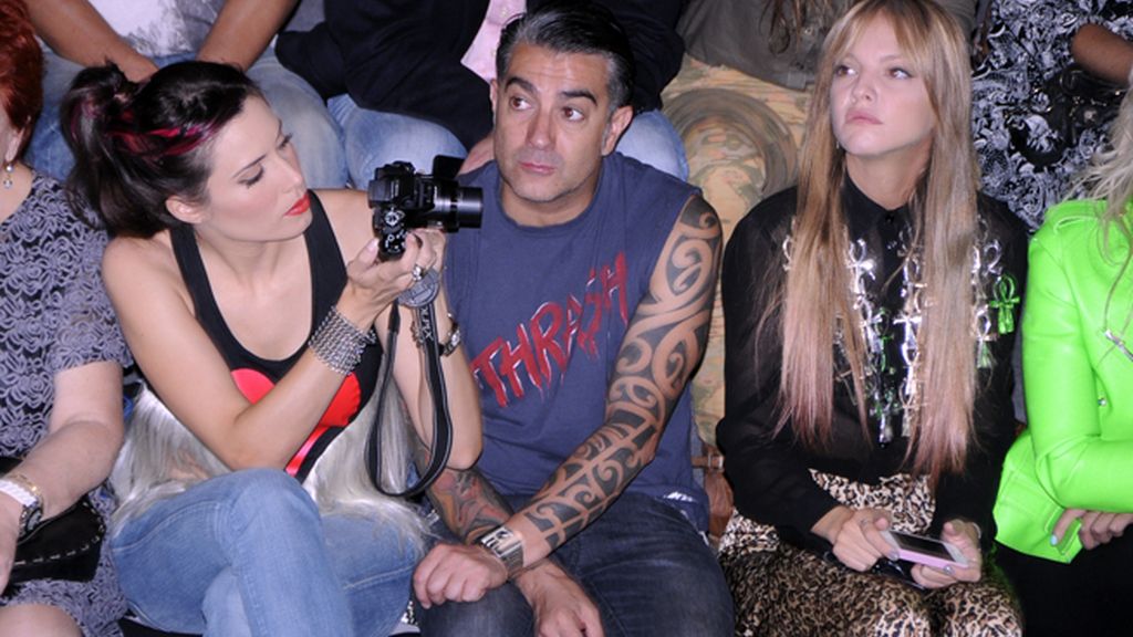 Pilar Rubio no perdío detalle del desfile de María Escoté tomando muchas fotografias.