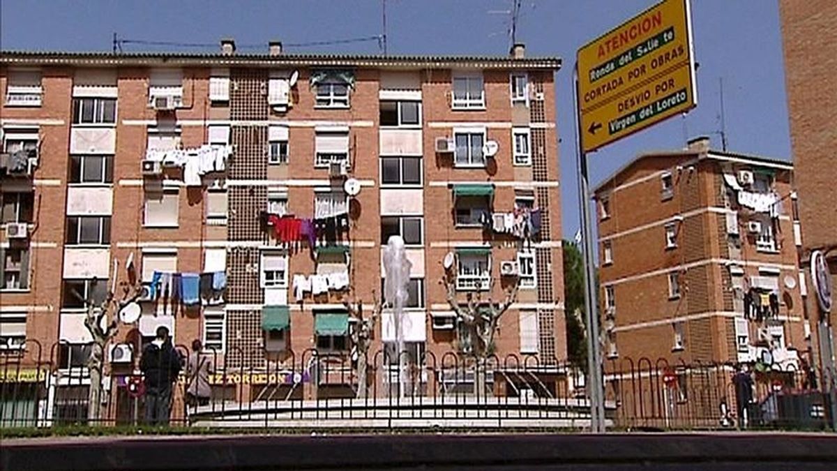 Fachada de la vivienda situada en Torrejón de Ardoz donde una mujer de 19 y embarazada de cinco meses, falleció ayer presuntamente estrangulada por su pareja. EFE