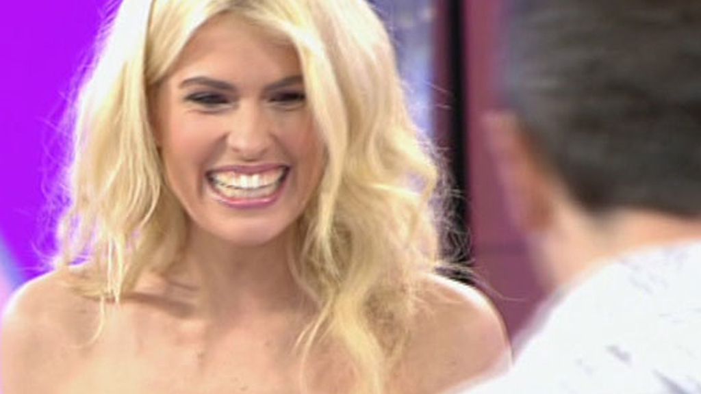 Adriana se sube el vestido