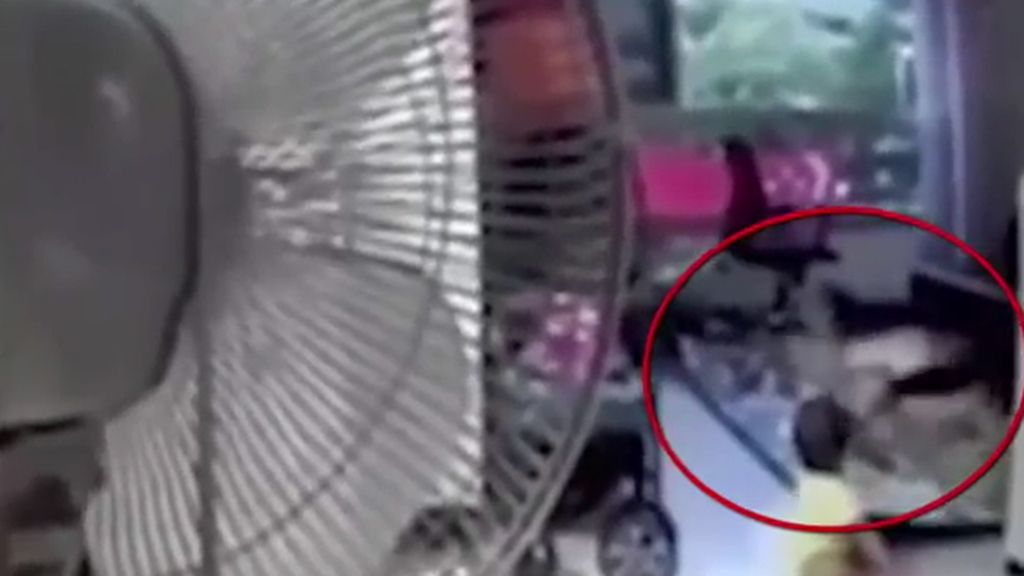 Una cámara oculta graba la patada de una cuidadora a una niña de dos años