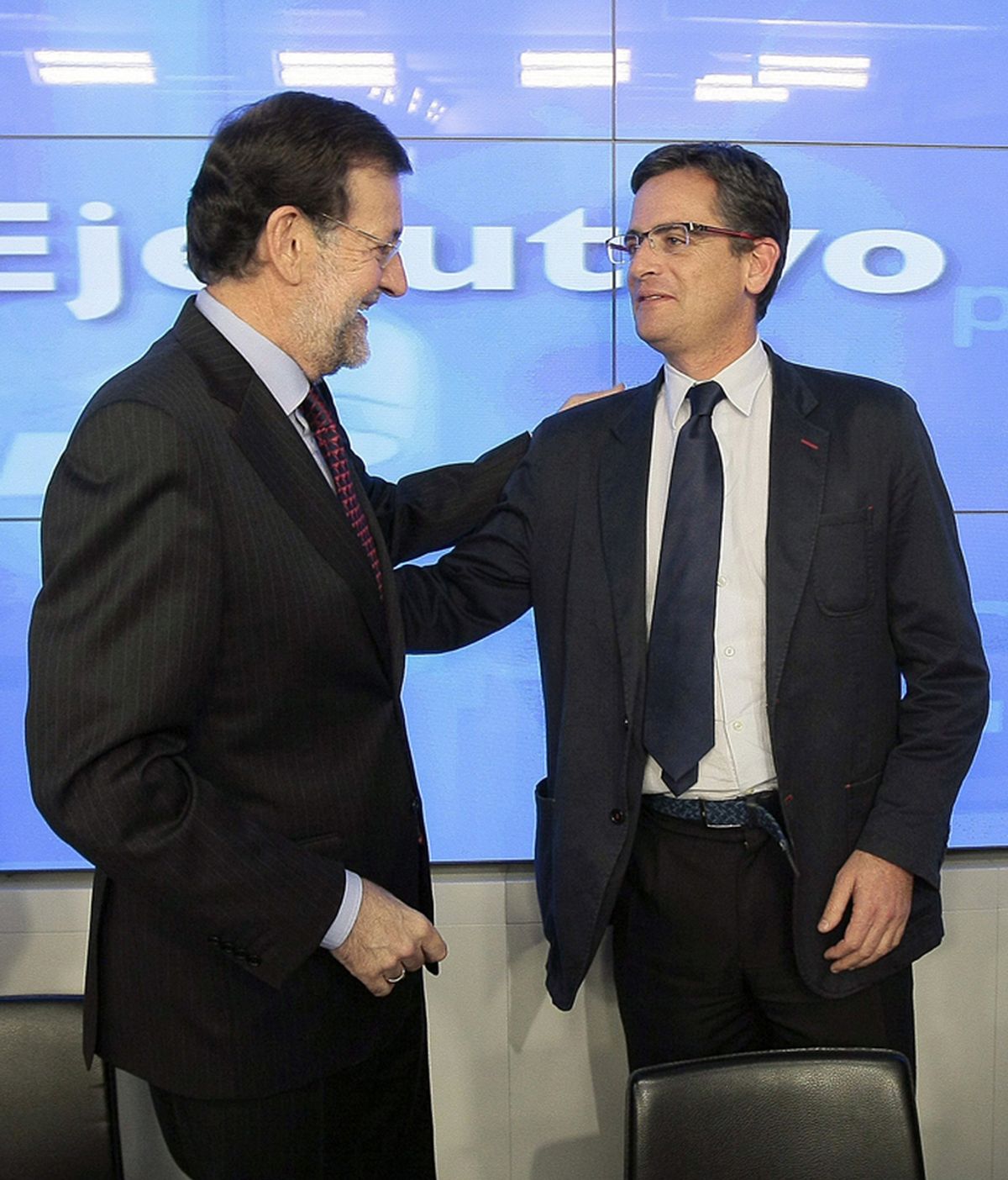 Mariano Rajoy saluda a Antonio Basagoiti durante el Comite Ejecutivo Nacional del PP